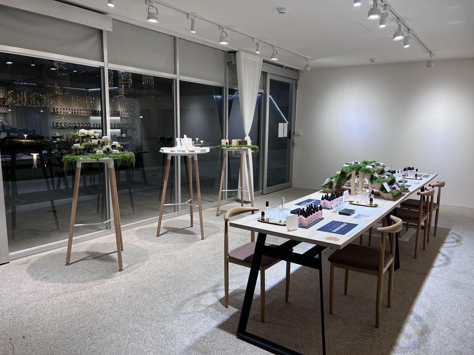 馥鈺台南河樂門市：落地窗旁的香氛展示與長桌空間